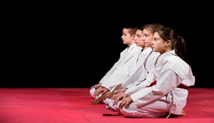 los niños y el karate en la escuela